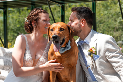 Hochzeitfoto der freien Trauung in den Gärten des Landhotel Voshövel in Schermbeck