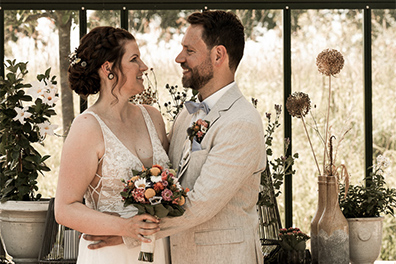 Hochzeitfoto der freien Trauung in den Gärten des Landhotel Voshövel in Schermbeck