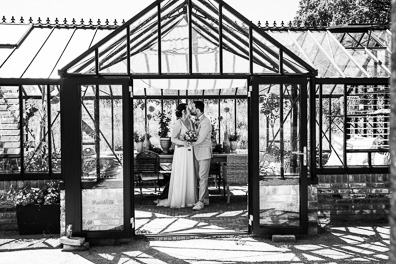 Hochzeitfoto der freien Trauung in den Gärten des Landhotel Voshövel in Schermbeck