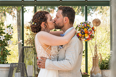 Hochzeitfoto der freien Trauung in den Gärten des Landhotel Voshövel in Schermbeck