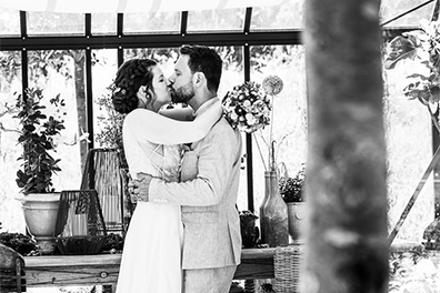 Hochzeitfoto der freien Trauung in den Gärten des Landhotel Voshövel in Schermbeck