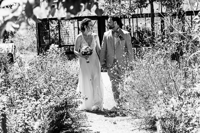 Hochzeitfoto der freien Trauung in den Gärten des Landhotel Voshövel in Schermbeck