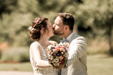 Hochzeitfoto der freien Trauung in den Gärten des Landhotel Voshövel in Schermbeck