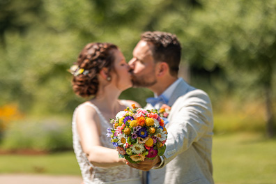 Hochzeitfoto der freien Trauung in den Gärten des Landhotel Voshövel in Schermbeck