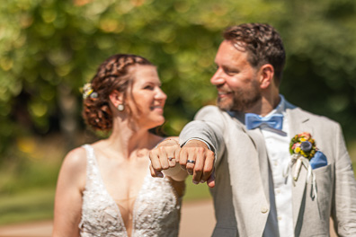 Hochzeitfoto der freien Trauung in den Gärten des Landhotel Voshövel in Schermbeck