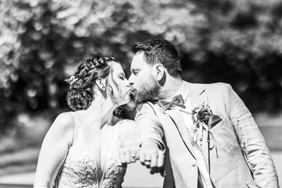 Hochzeitfoto der freien Trauung in den Gärten des Landhotel Voshövel in Schermbeck