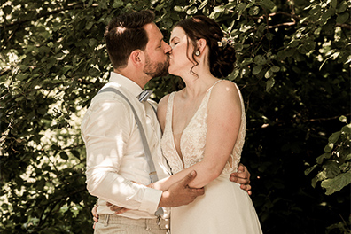 Hochzeitfoto der freien Trauung in den Gärten des Landhotel Voshövel in Schermbeck