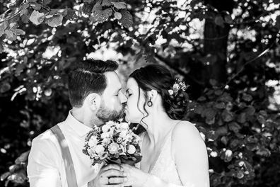 Hochzeitfoto der freien Trauung in den Gärten des Landhotel Voshövel in Schermbeck