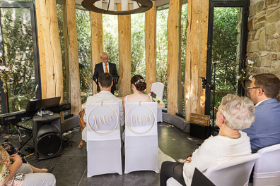 Hochzeitfoto der freien Trauung in den Gärten des Landhotel Voshövel in Schermbeck