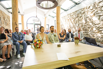 Hochzeitfoto der freien Trauung in den Gärten des Landhotel Voshövel in Schermbeck