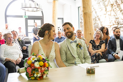 Hochzeitfoto der freien Trauung in den Gärten des Landhotel Voshövel in Schermbeck