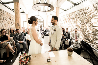 Hochzeitfoto der freien Trauung in den Gärten des Landhotel Voshövel in Schermbeck