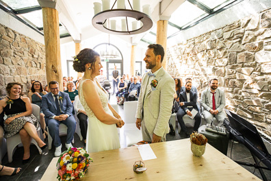 Hochzeitfoto der freien Trauung in den Gärten des Landhotel Voshövel in Schermbeck