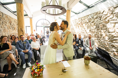 Hochzeitfoto der freien Trauung in den Gärten des Landhotel Voshövel in Schermbeck