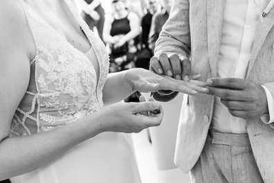 Hochzeitfoto der freien Trauung in den Gärten des Landhotel Voshövel in Schermbeck