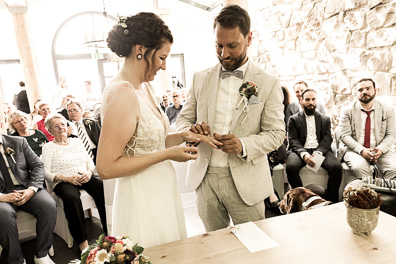 Hochzeitfoto der freien Trauung in den Gärten des Landhotel Voshövel in Schermbeck