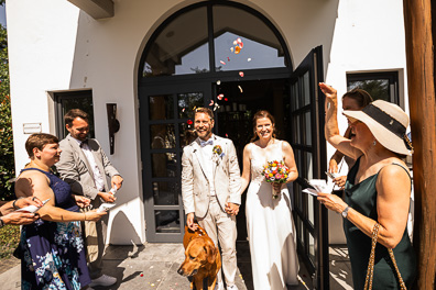 Hochzeitfoto der freien Trauung in den Gärten des Landhotel Voshövel in Schermbeck