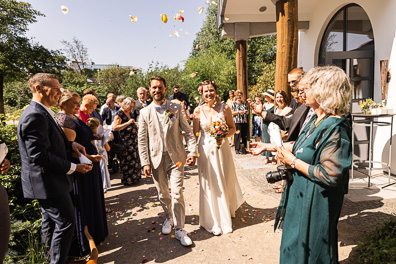 Hochzeitfoto der freien Trauung in den Gärten des Landhotel Voshövel in Schermbeck