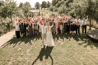 Hochzeitfoto der freien Trauung in den Gärten des Landhotel Voshövel in Schermbeck