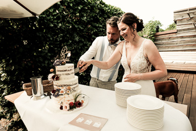 Hochzeitfoto der freien Trauung in den Gärten des Landhotel Voshövel in Schermbeck