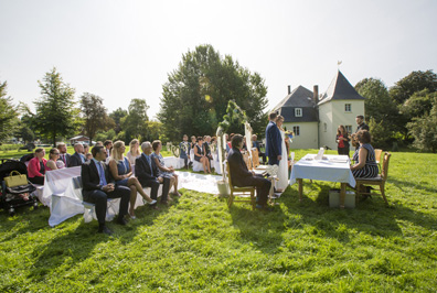 Hochzeitfoto der standesamtlichen Trauung in der Goldberger Mühle in Mettmann