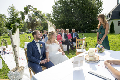 Hochzeitfoto der standesamtlichen Trauung in der Goldberger Mühle in Mettmann