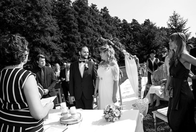 Hochzeitfoto der standesamtlichen Trauung in der Goldberger Mühle in Mettmann