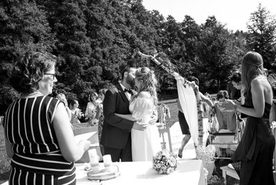 Hochzeitfoto der standesamtlichen Trauung in der Goldberger Mühle in Mettmann