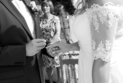 Hochzeitfoto der standesamtlichen Trauung in der Goldberger Mühle in Mettmann