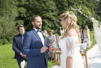 Hochzeitfoto der standesamtlichen Trauung in der Goldberger Mühle in Mettmann