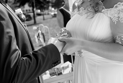 Hochzeitfoto der standesamtlichen Trauung in der Goldberger Mühle in Mettmann