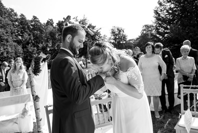 Hochzeitfoto der standesamtlichen Trauung in der Goldberger Mühle in Mettmann