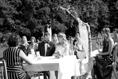 Hochzeitfoto der standesamtlichen Trauung in der Goldberger Mühle in Mettmann