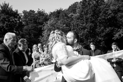 Hochzeitfoto der standesamtlichen Trauung in der Goldberger Mühle in Mettmann