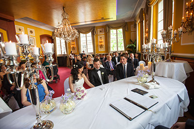 Hochzeitsfotografie des Brautpaares Juliet und Gernot in der Wasserbug zu Köln