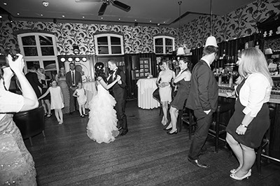 Hochzeitsfotografie des Brautpaares Juliet und Gernot in der Wasserbug zu Köln