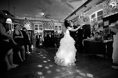 Hochzeitsfotografie des Brautpaares Juliet und Gernot in der Wasserbug zu Köln