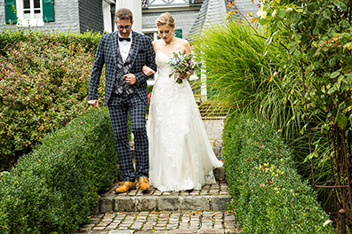 Hochzeitsfotos von Lena und Roko auf ihrer freien Trauung im Schloss Grünewld in Solingen