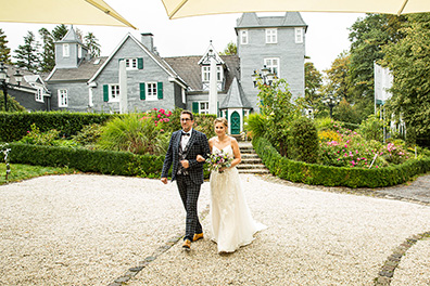 Hochzeitsfotos von Lena und Roko auf ihrer freien Trauung im Schloss Grünewld in Solingen