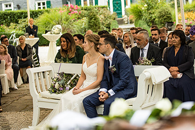 Hochzeitsfotos von Lena und Roko auf ihrer freien Trauung im Schloss Grünewld in Solingen