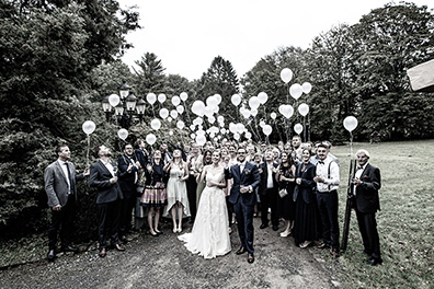 Hochzeitsfotos von Lena und Roko auf ihrer freien Trauung im Schloss Grünewld in Solingen