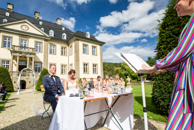 Hochzeitsfotos der freien Trauung auf dem Schloss Körtlinghausen in der Nähe von Warstein