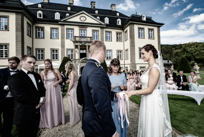 Hochzeitsfotos der freien Trauung auf dem Schloss Körtlinghausen in der Nähe von Warstein