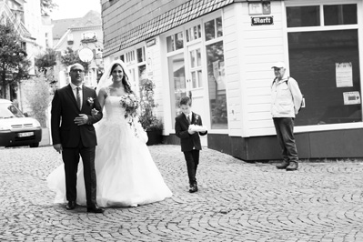 Hochzeitfoto in der St. Lambertus-Kirche in Mettmann und in der Villa Media in Wuppertal