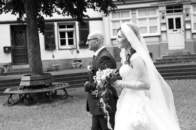 Hochzeitfoto in der St. Lambertus-Kirche in Mettmann und in der Villa Media in Wuppertal