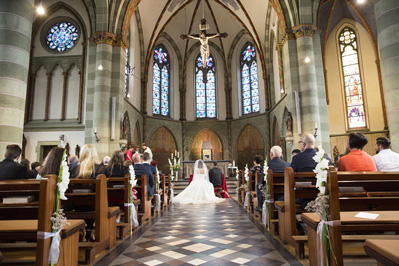 Hochzeitfoto in der St. Lambertus-Kirche in Mettmann und in der Villa Media in Wuppertal