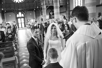 Hochzeitfoto in der St. Lambertus-Kirche in Mettmann und in der Villa Media in Wuppertal