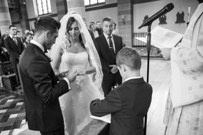 Hochzeitfoto in der St. Lambertus-Kirche in Mettmann und in der Villa Media in Wuppertal