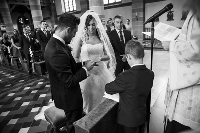 Hochzeitfoto in der St. Lambertus-Kirche in Mettmann und in der Villa Media in Wuppertal