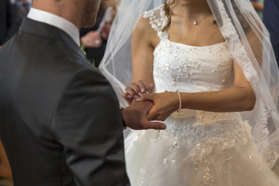 Hochzeitfoto in der St. Lambertus-Kirche in Mettmann und in der Villa Media in Wuppertal